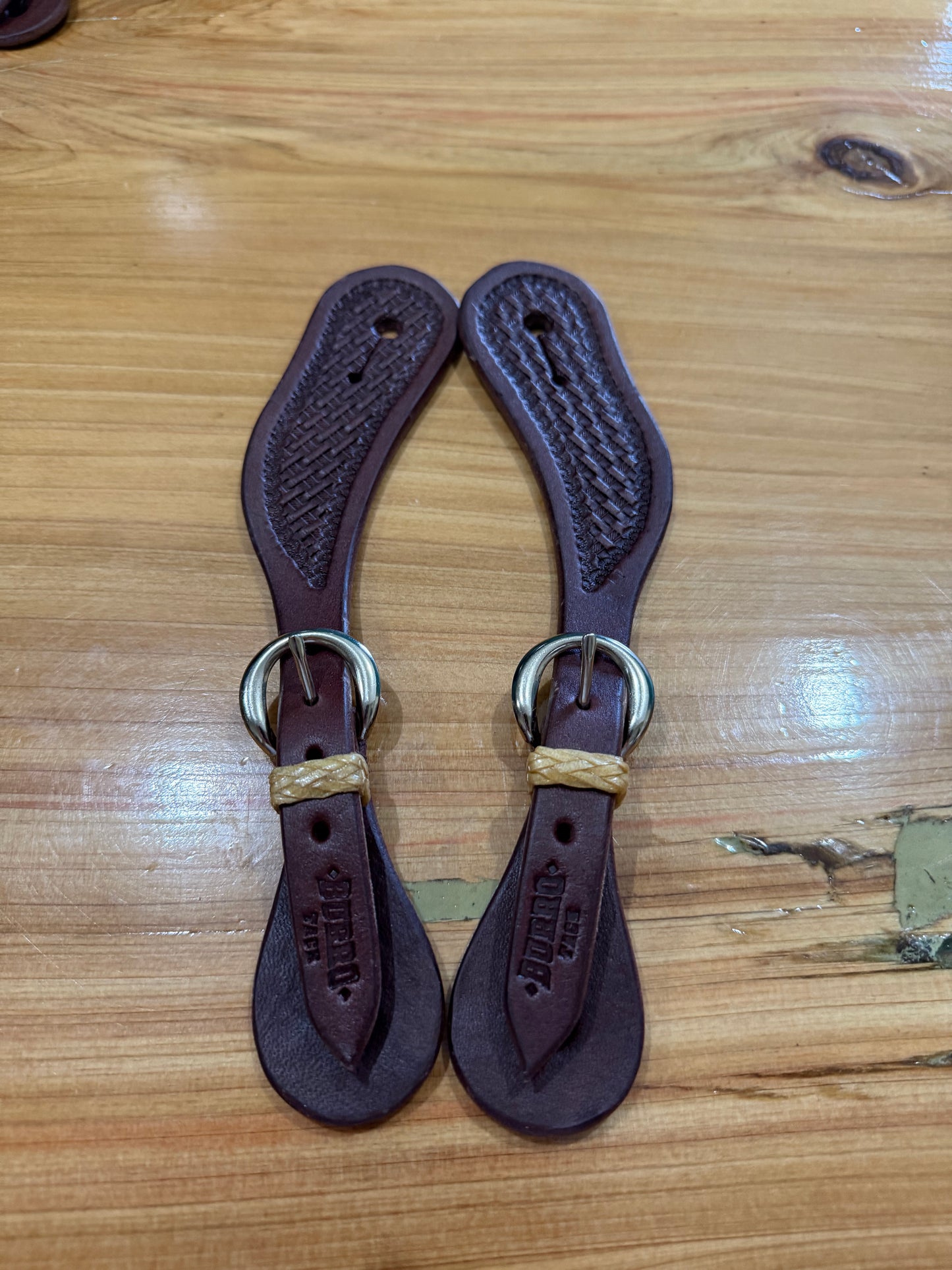 Women’s basket spur straps