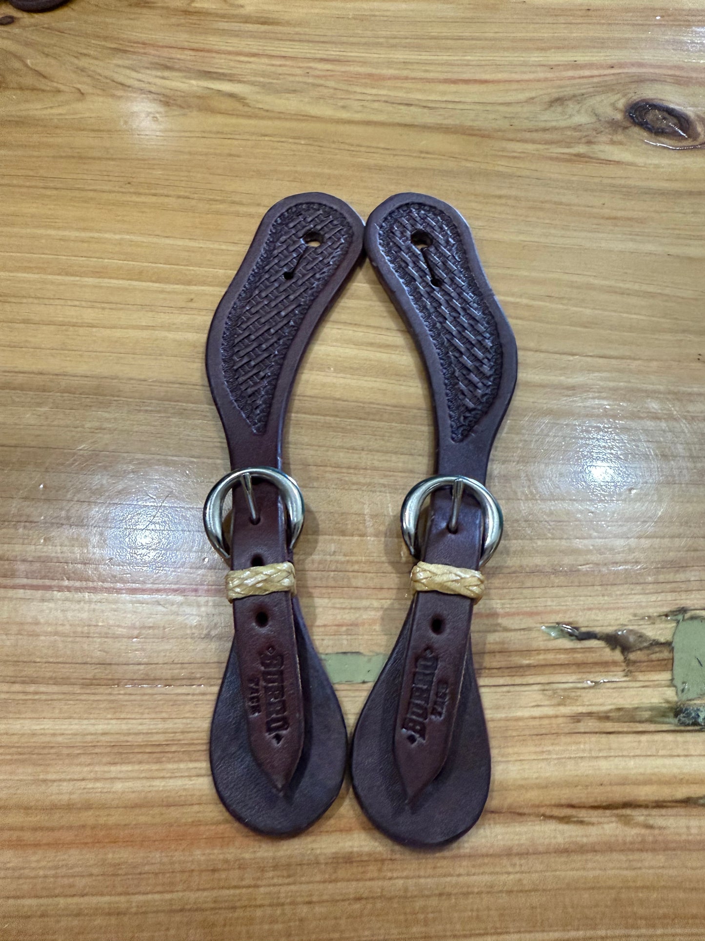 Women’s basket spur straps