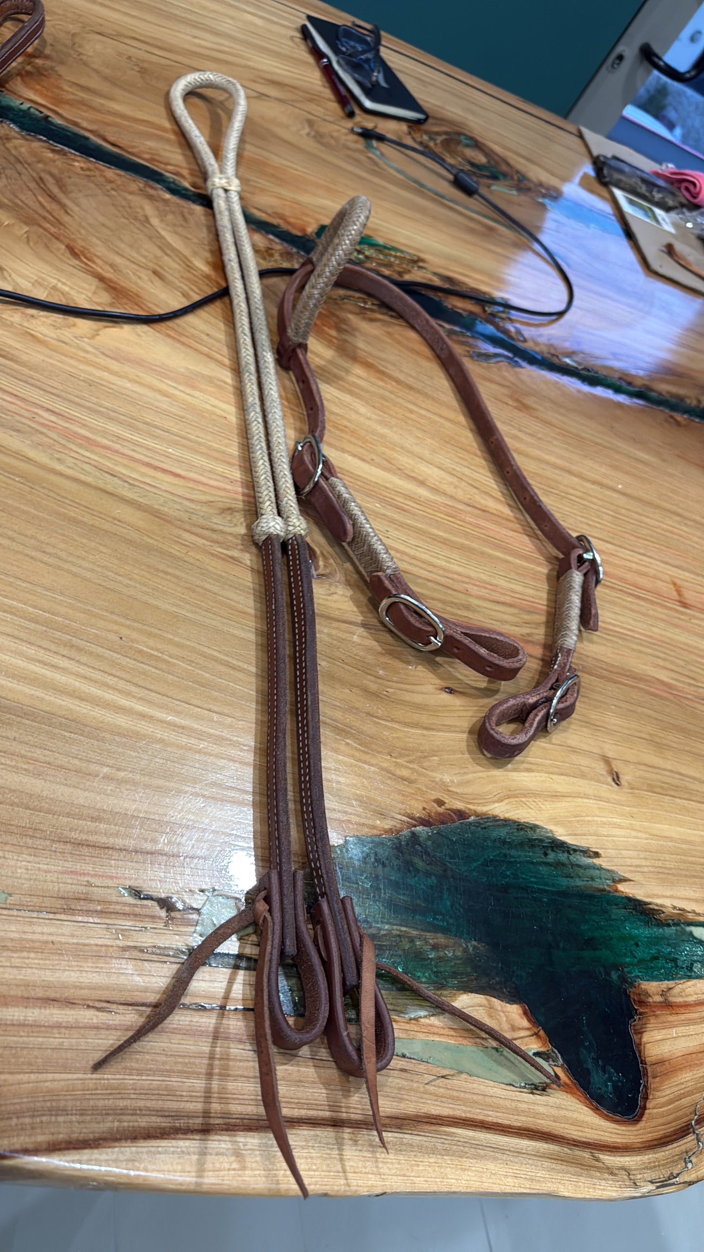 Rienda charra con tejido de cuero crudo