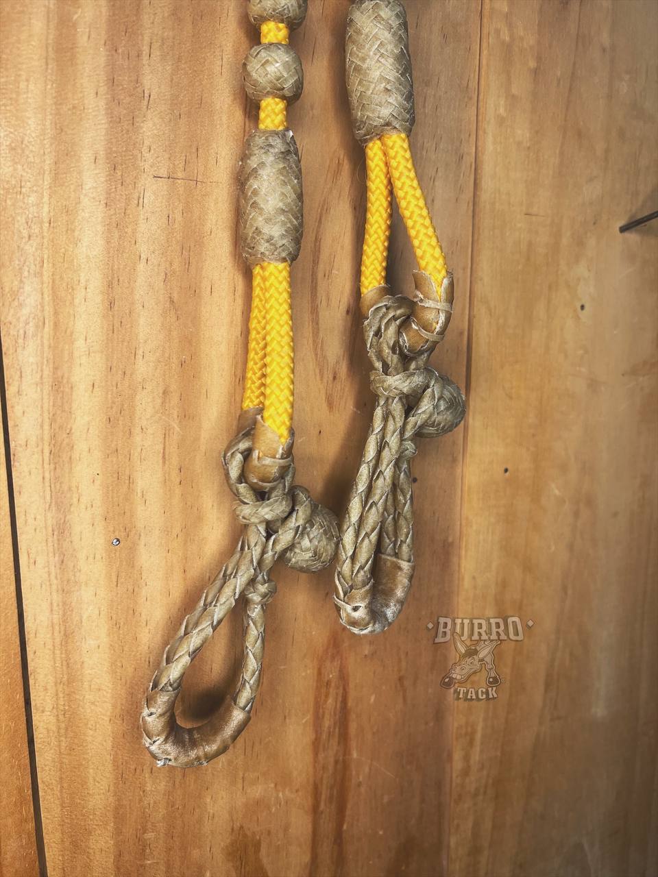 Riendas cerradas con botones de cuero crudo