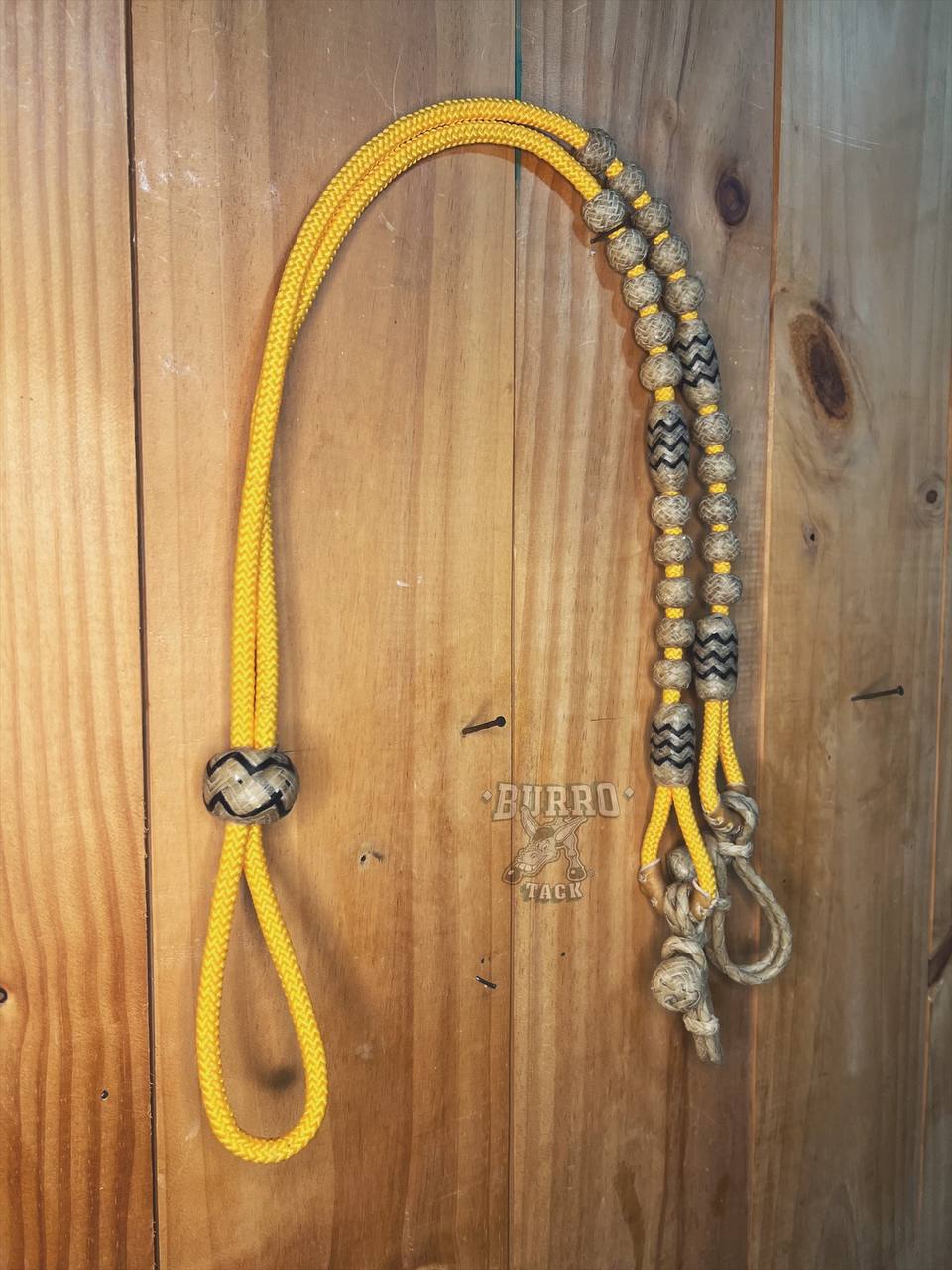 Riendas cerradas con botones de cuero crudo