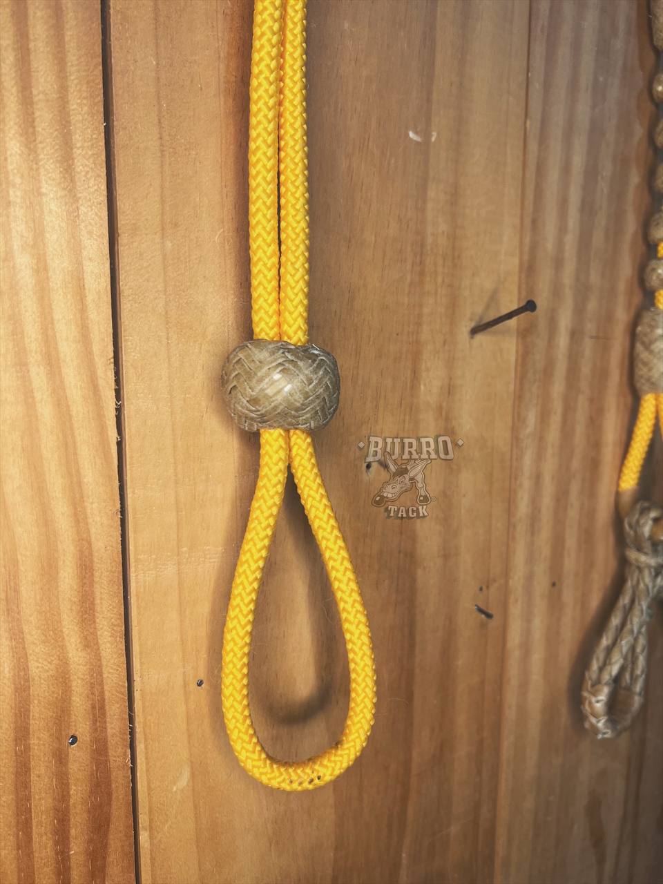 Riendas cerradas con botones de cuero crudo