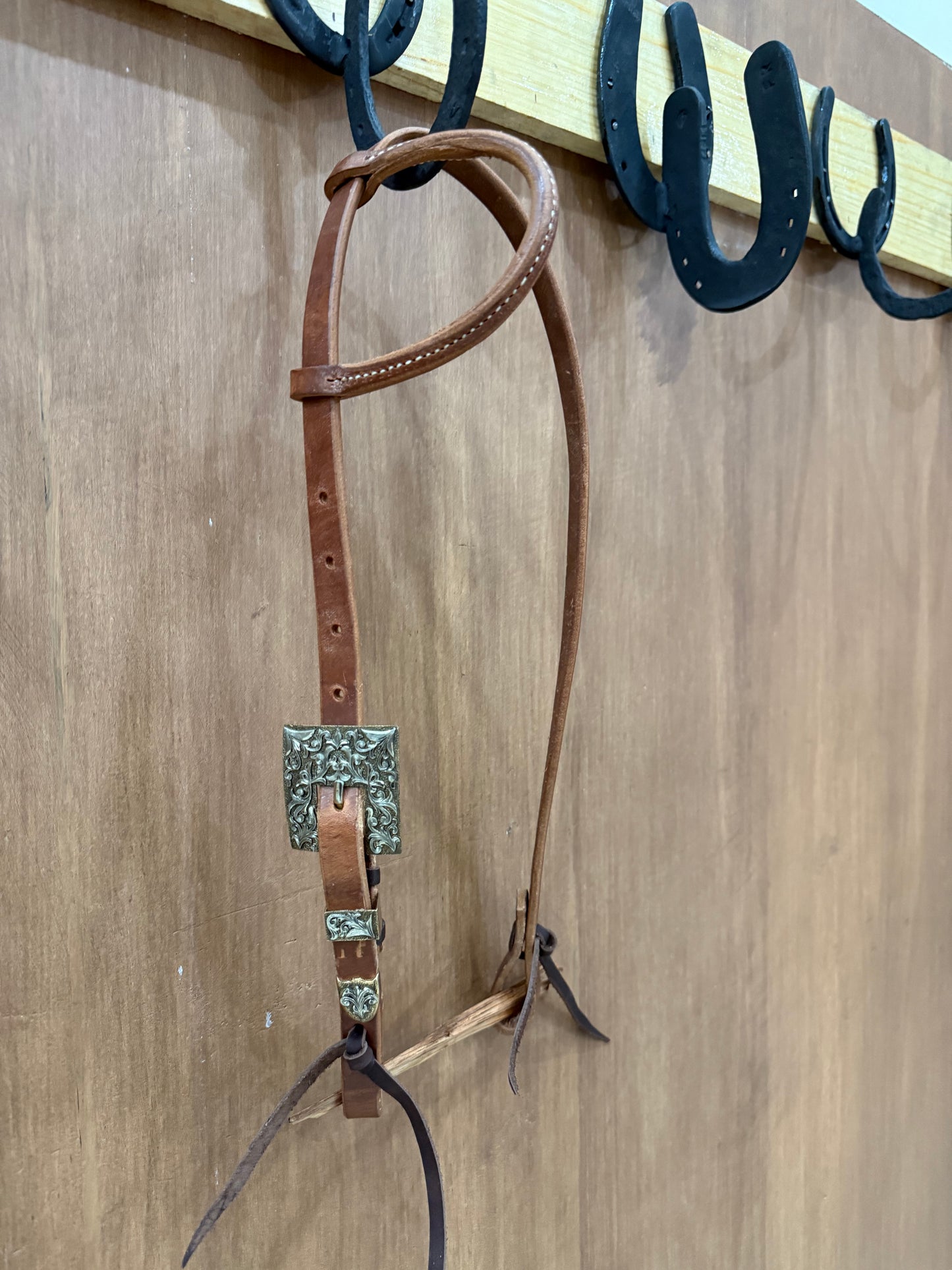 Classic 3/4” one ear with gold buckle set