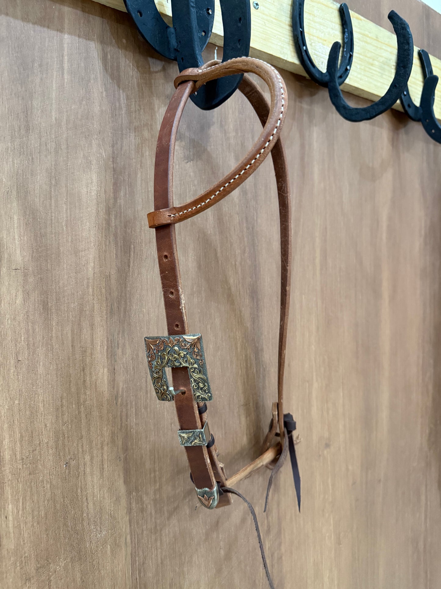Classic 3/4” one ear with gold buckle set