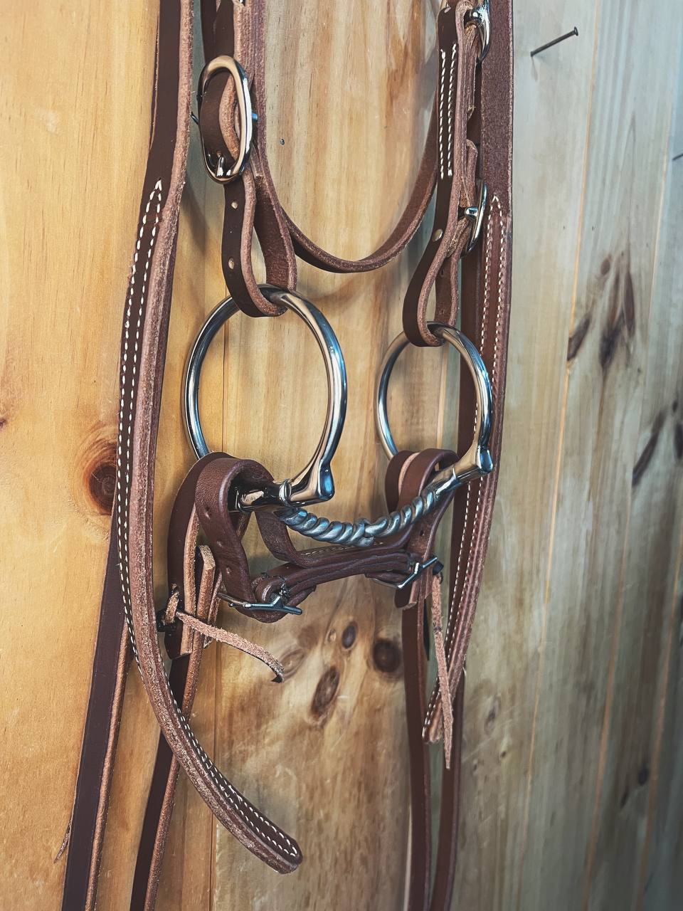 Snaffle bit D with 4 buckle headstall